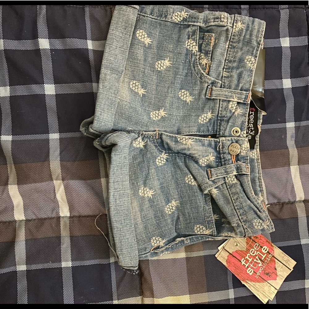 Freestyle revolution pineapple Jean shorts size 4
